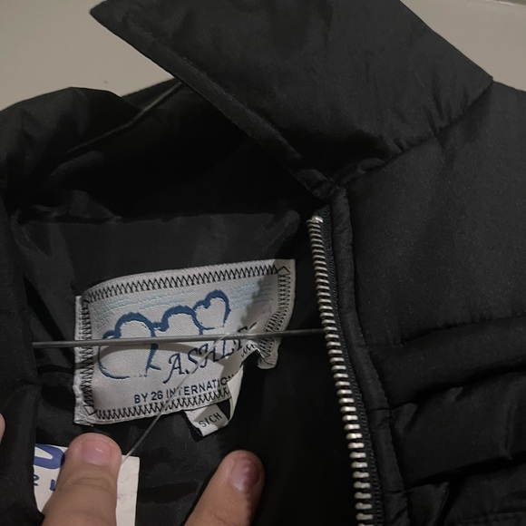 Boys black puffer vest size small - Picture 4 of 5